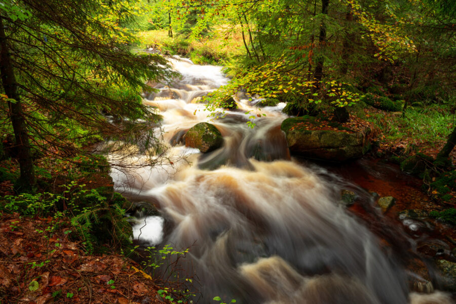 Wildromantische Wasserfälle in der herbstlichen Harzlandschaft