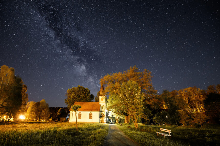 Alte Holzkirche in der Nacht im Oberharz Elend