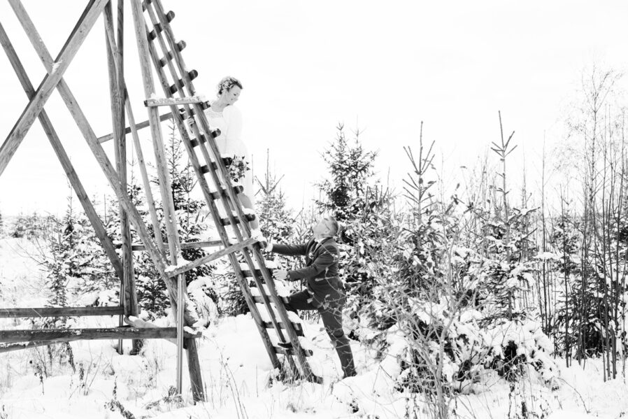 Braut klettert auf einen Ansitz