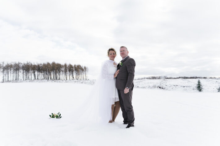 Braut mit Schleier im Pulverschnee